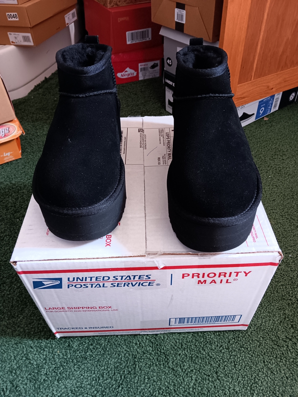 Womens Size 7 Black Platform Uggs. No Tags. No Box